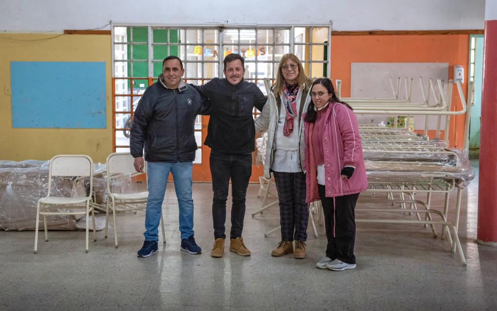 La Provincia envió mas mobiliario al jardin y la escuela primaria de San Cayetano