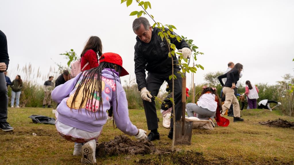 Toyota Argentina celebra el Mes del Ambiente con una nueva plantación en su Reserva Natural en Zárate