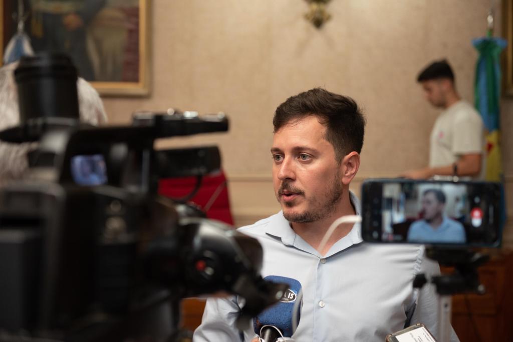 Alejo Sarna: "Lamentamos que el Intendente haya decidido alinearse con Milei que no mandó ni un peso a Campana y destruye el país"