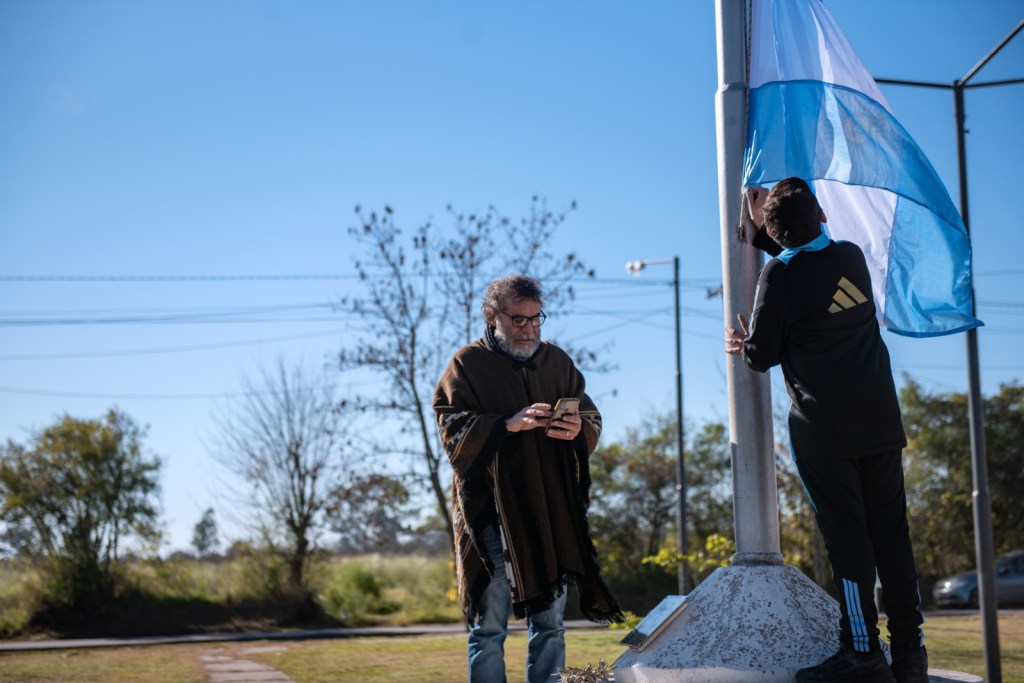 Unión por la Patria donó la nueva bandera para el mástil de Las Praderas