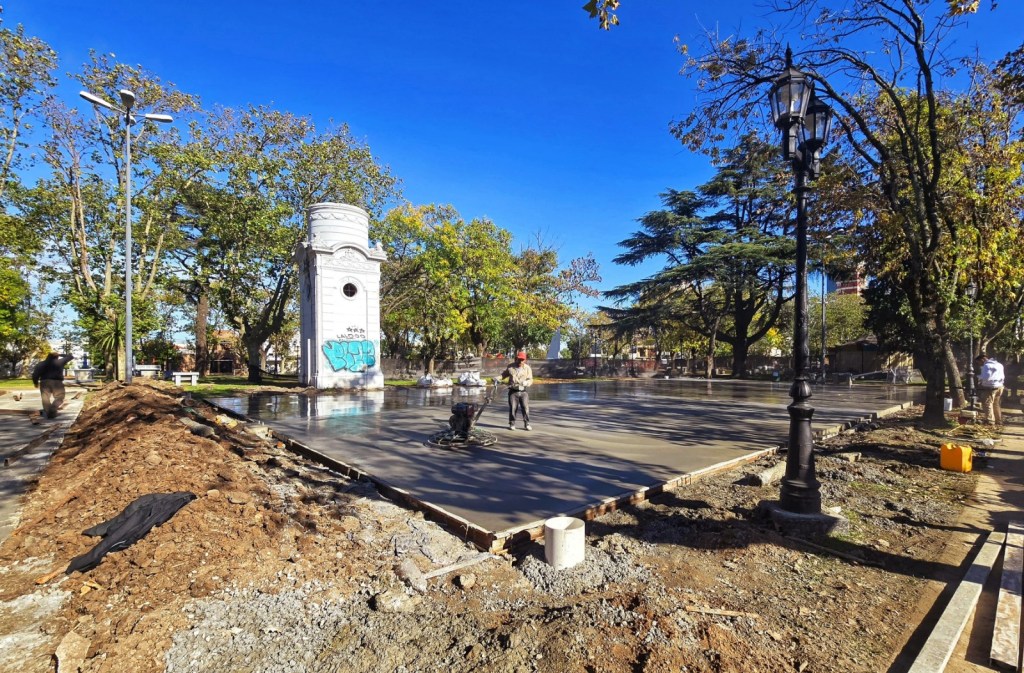 Ya se completó el hormigonado de la nueva cancha de básquet de la Plaza Italia