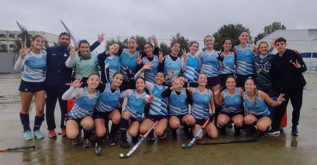 Hockey femenino - Tira “A” LAS DAMAS SE HACEN FUERTE DE LOCAL
