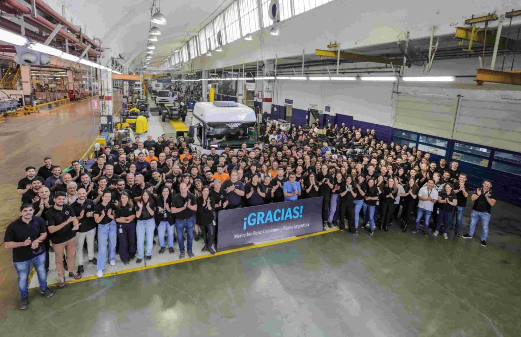 Mercedes-Benz Camiones y Buses celebra su cuarto aniversario y se despide de su histórica planta en Virrey del Pino, produciendo la última unidad antes de su traslado a Zárate