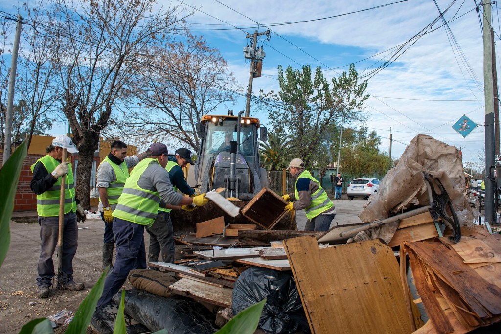 Con más de 50 equipos, el Municipio desplegó un mega operativo de limpieza en San Cayetano