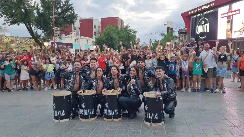 "PAMPAS BRAVAS" SORPRENDIO A CORDOBESES Y TURISTAS CON UN SHOW EN EL CUCÚ