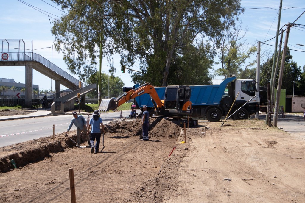 El Municipio ejecuta importantes obras para reordenar el tránsito en el acceso a Ariel del Plata