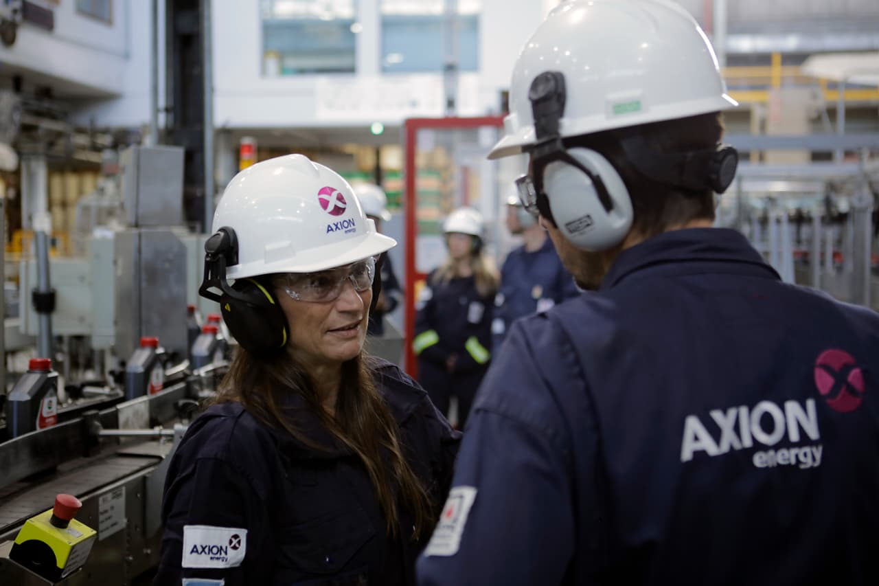 Elisa Abella visitó la refinería de Axion energy