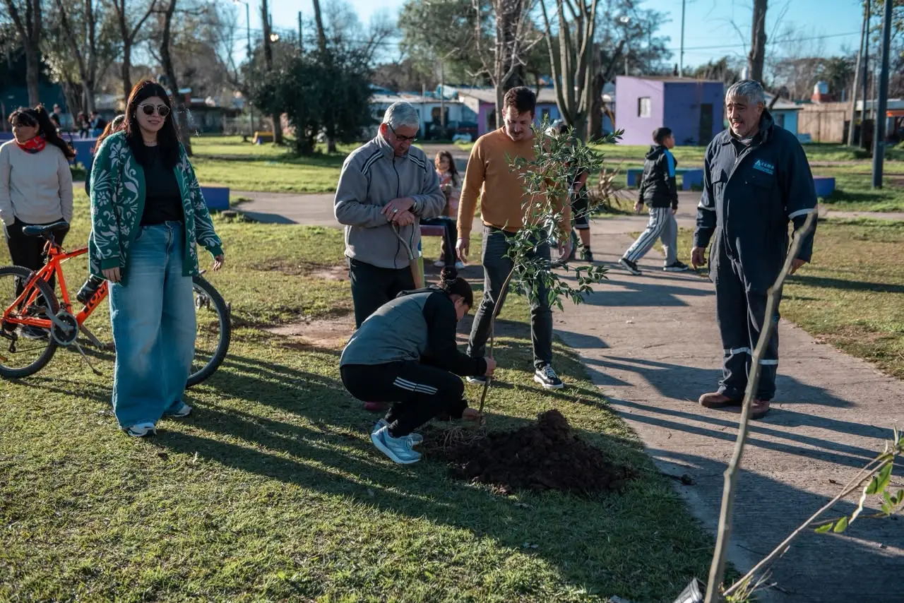 Fuerza Patria reforestó con árboles nativos la plaza de Otamendi