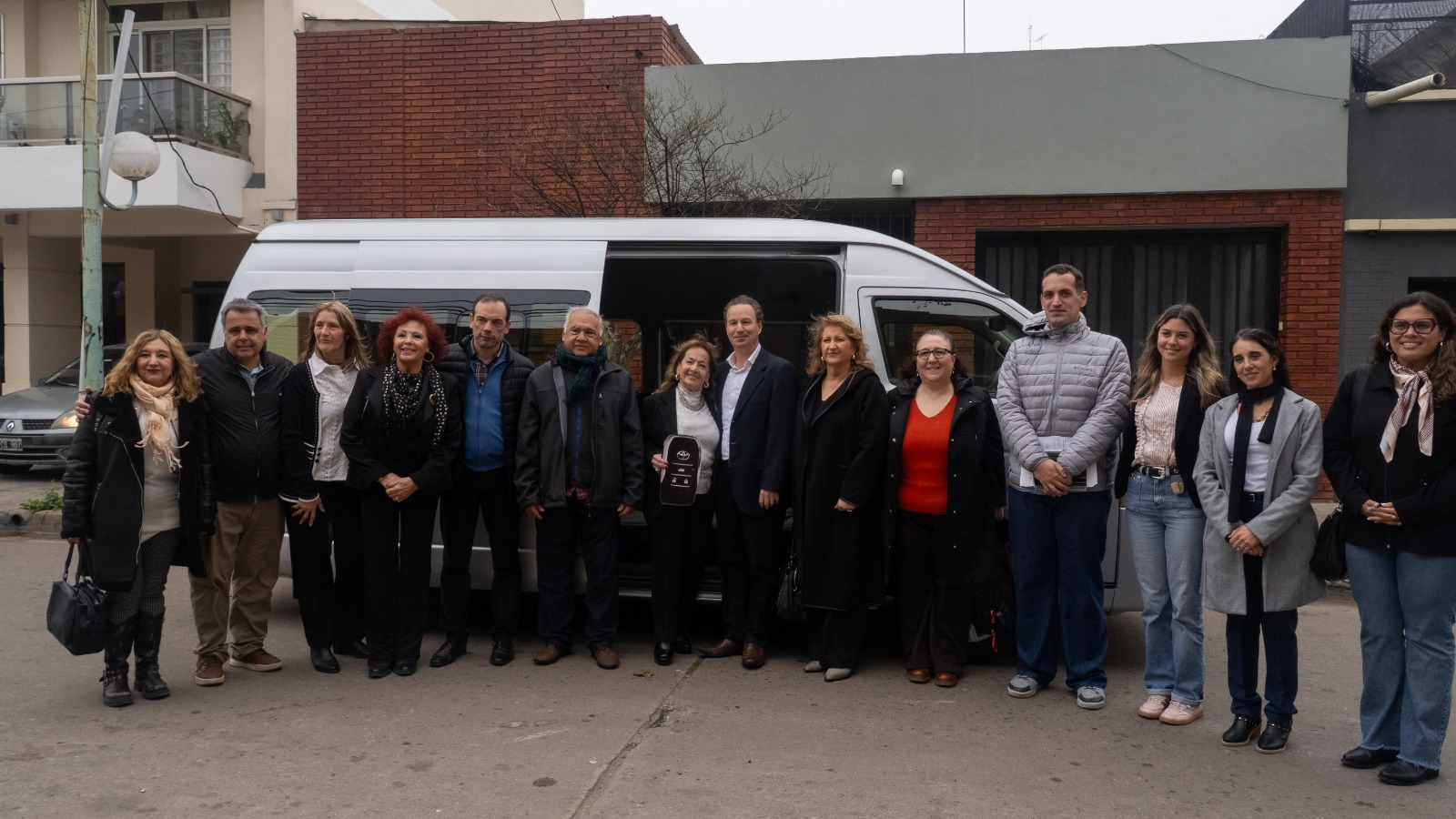 Compromiso con la inclusión: Toyota Argentina donó una Hiace adaptada a CERELIZA para facilitar el traslado de sus pacientes