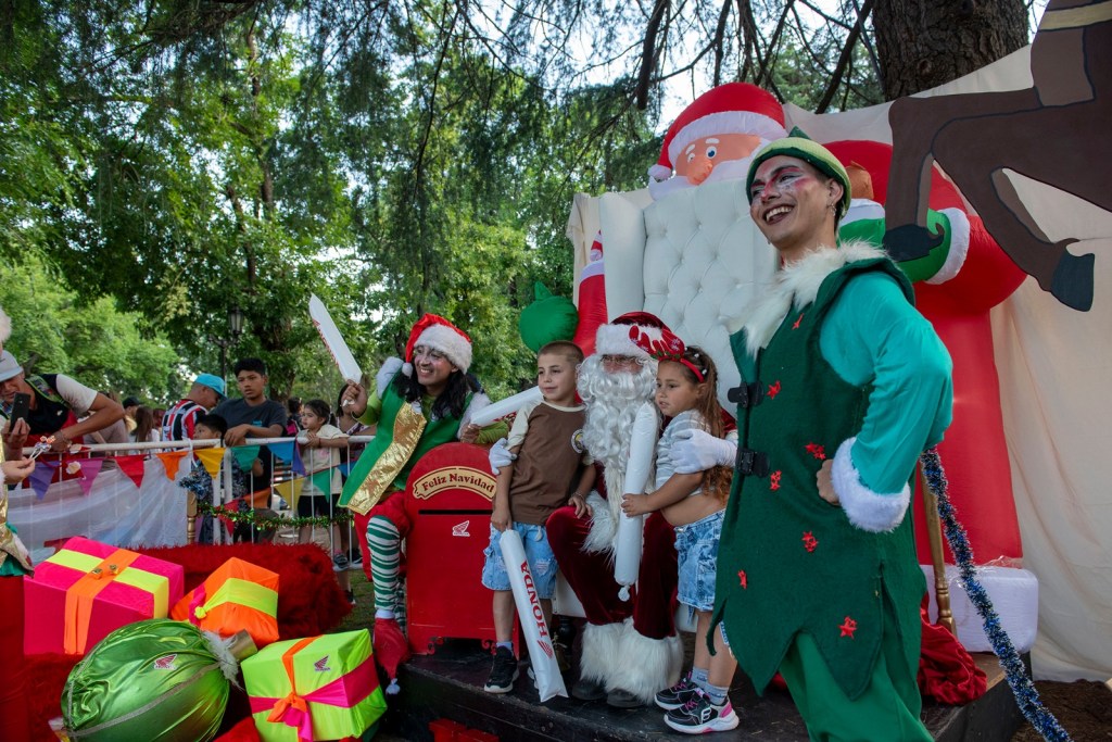 El espíritu navideño brilló en la ciudad con el encendido del Árbol