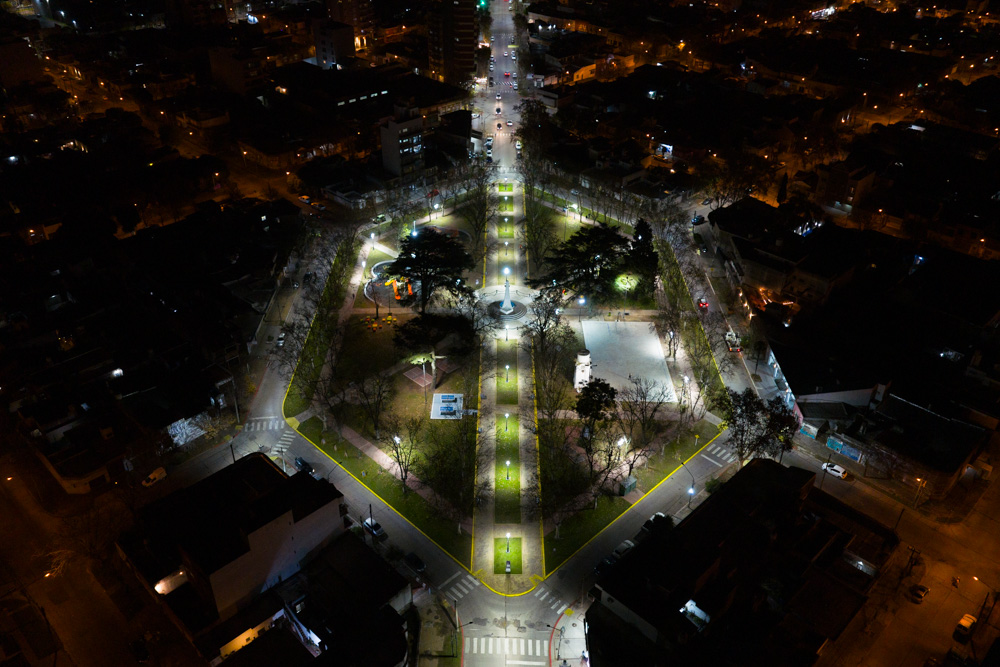 El Municipio renovó por completo el sistema de iluminación con tecnología LED de la Plaza Italia