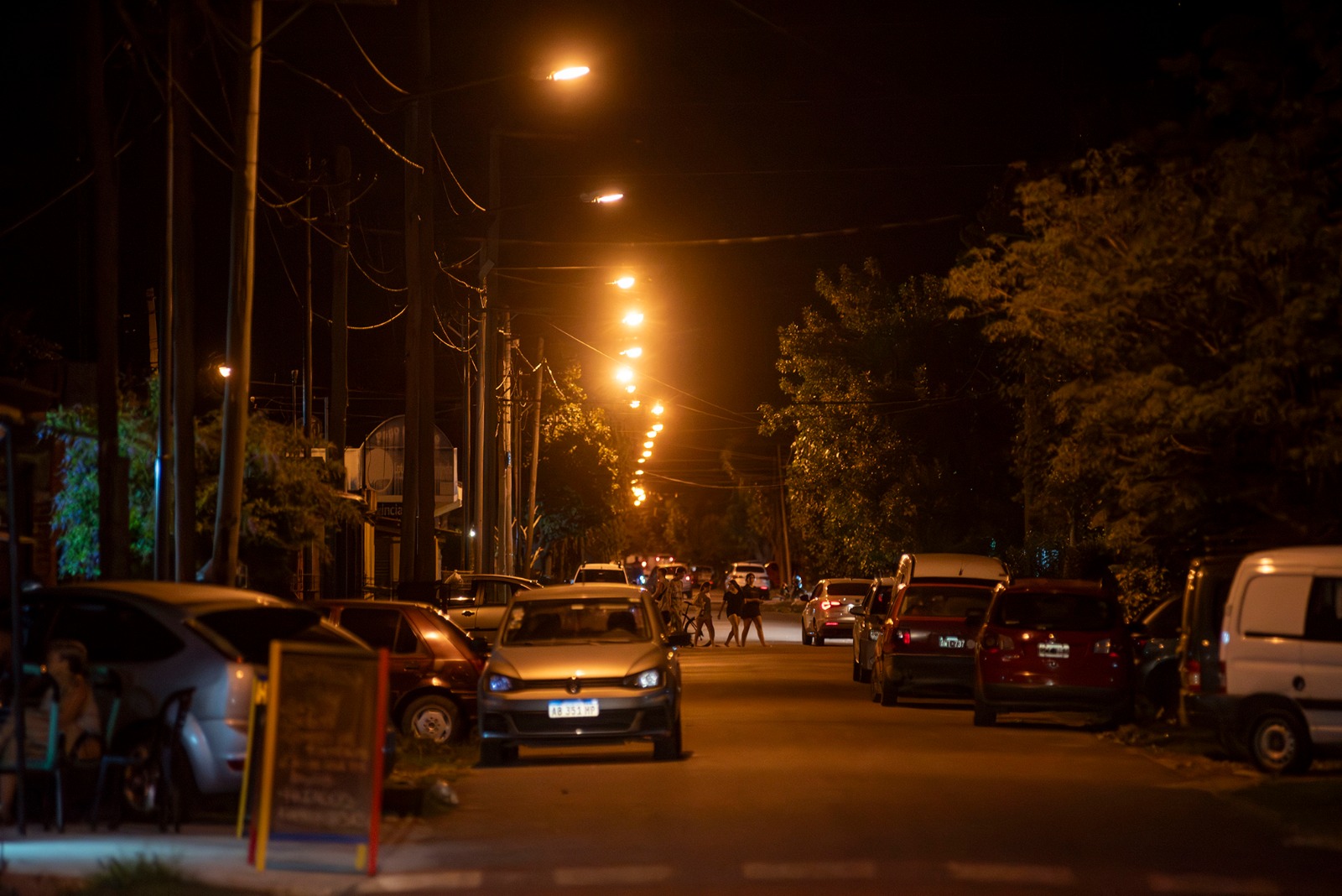 Abella compartió con vecinos el encendido de 56 nuevas luminarias en el barrio Lubo
