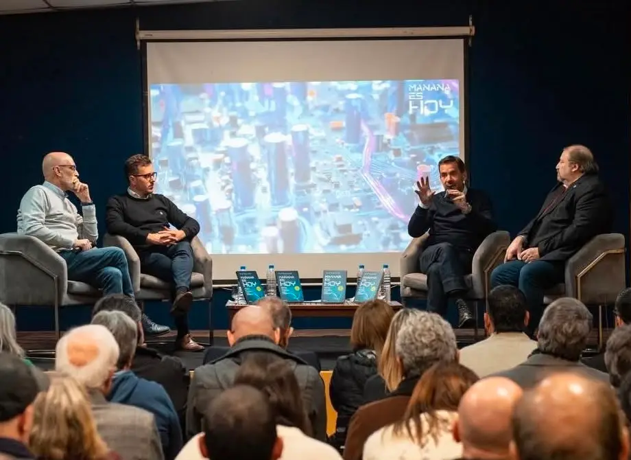 Acompañado por Alejo Sarna, Ariel Sujarchuk presentó su libro sobre ciudadanía digital e inteligencia artificial en Campana