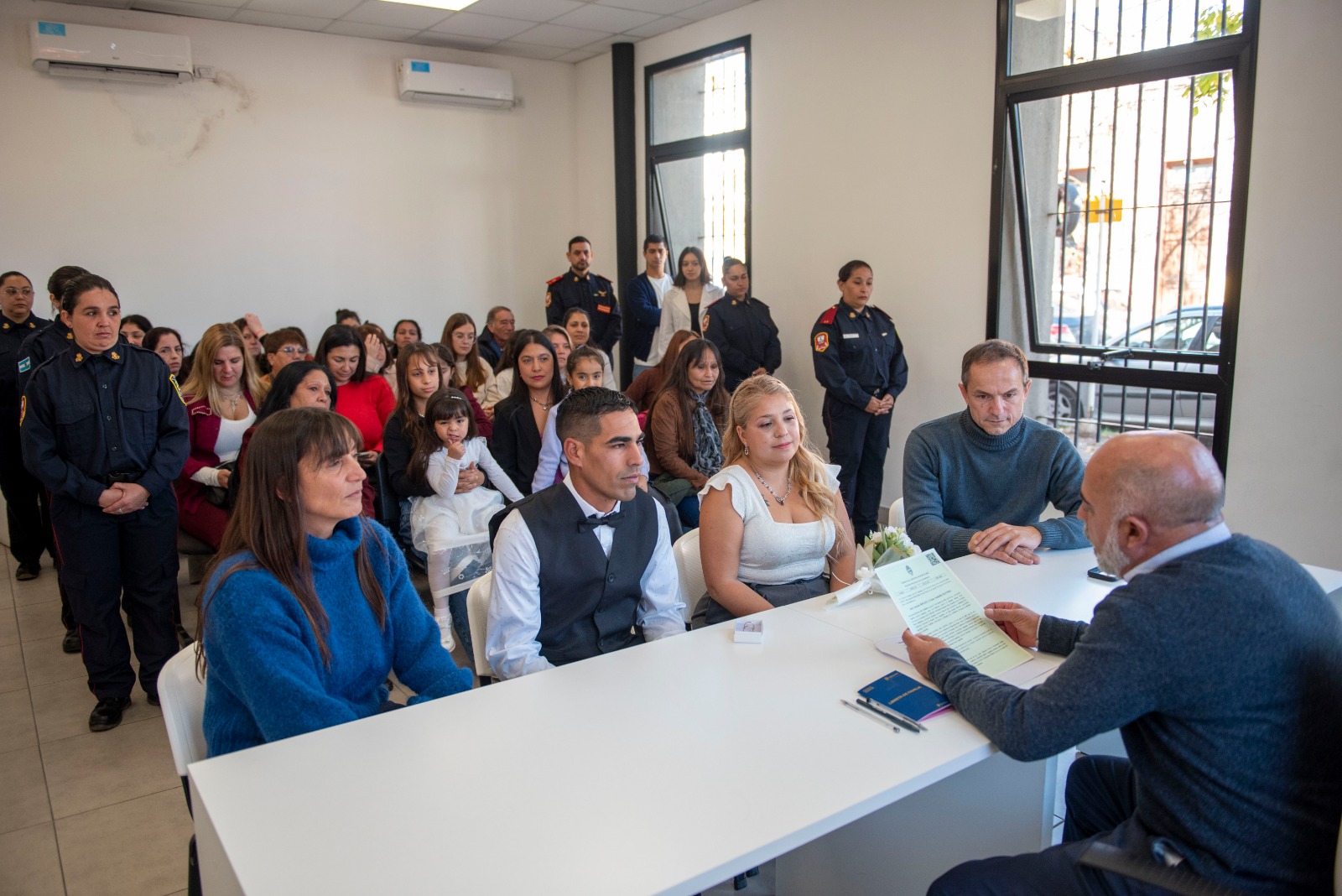 Del cuartel al Registro Civil: dos bomberos dieron el “si” y eligieron al Intendente y Elisa Abella como testigos