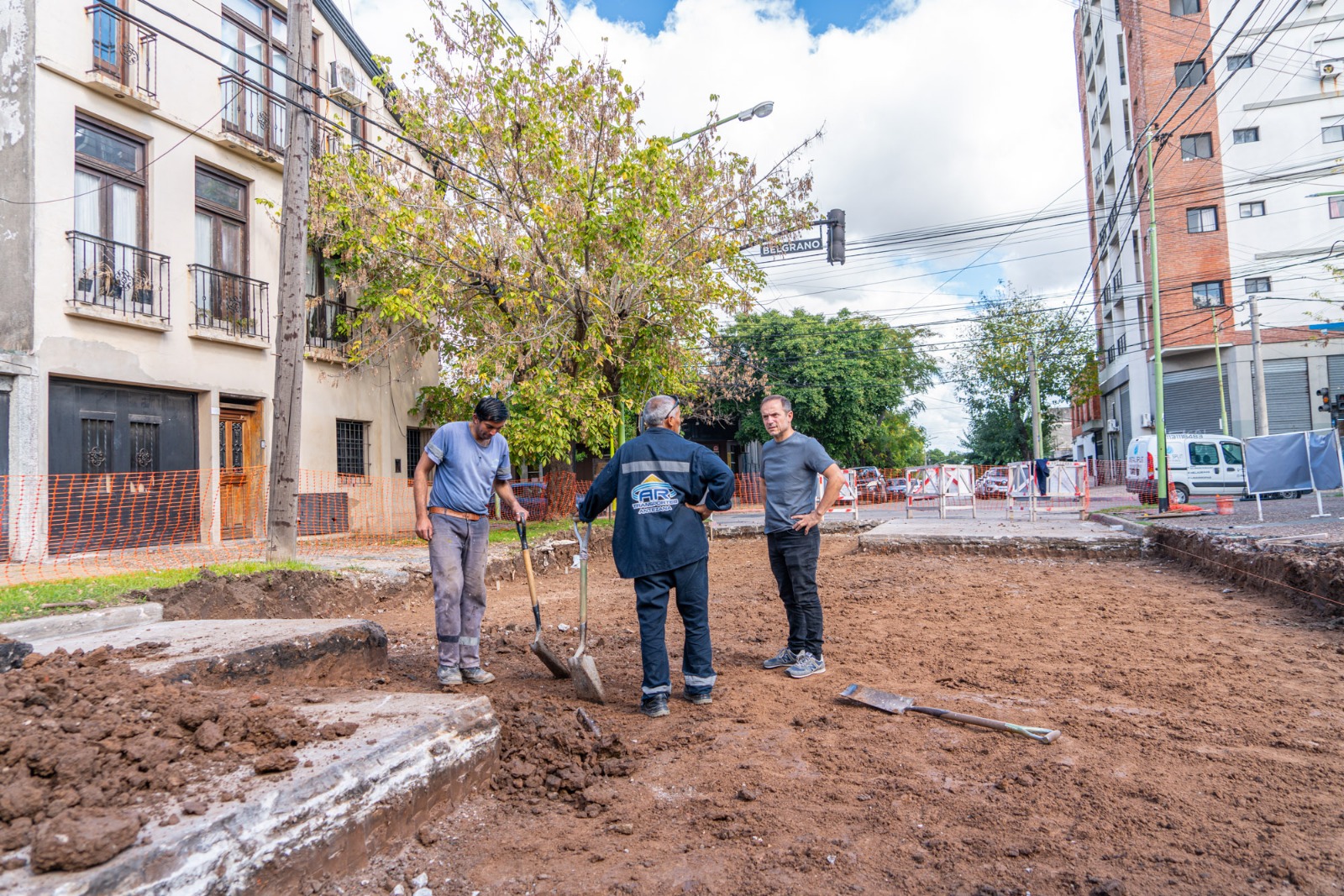 Abella supervisó obras de bacheo de hormigón en el casco urbano