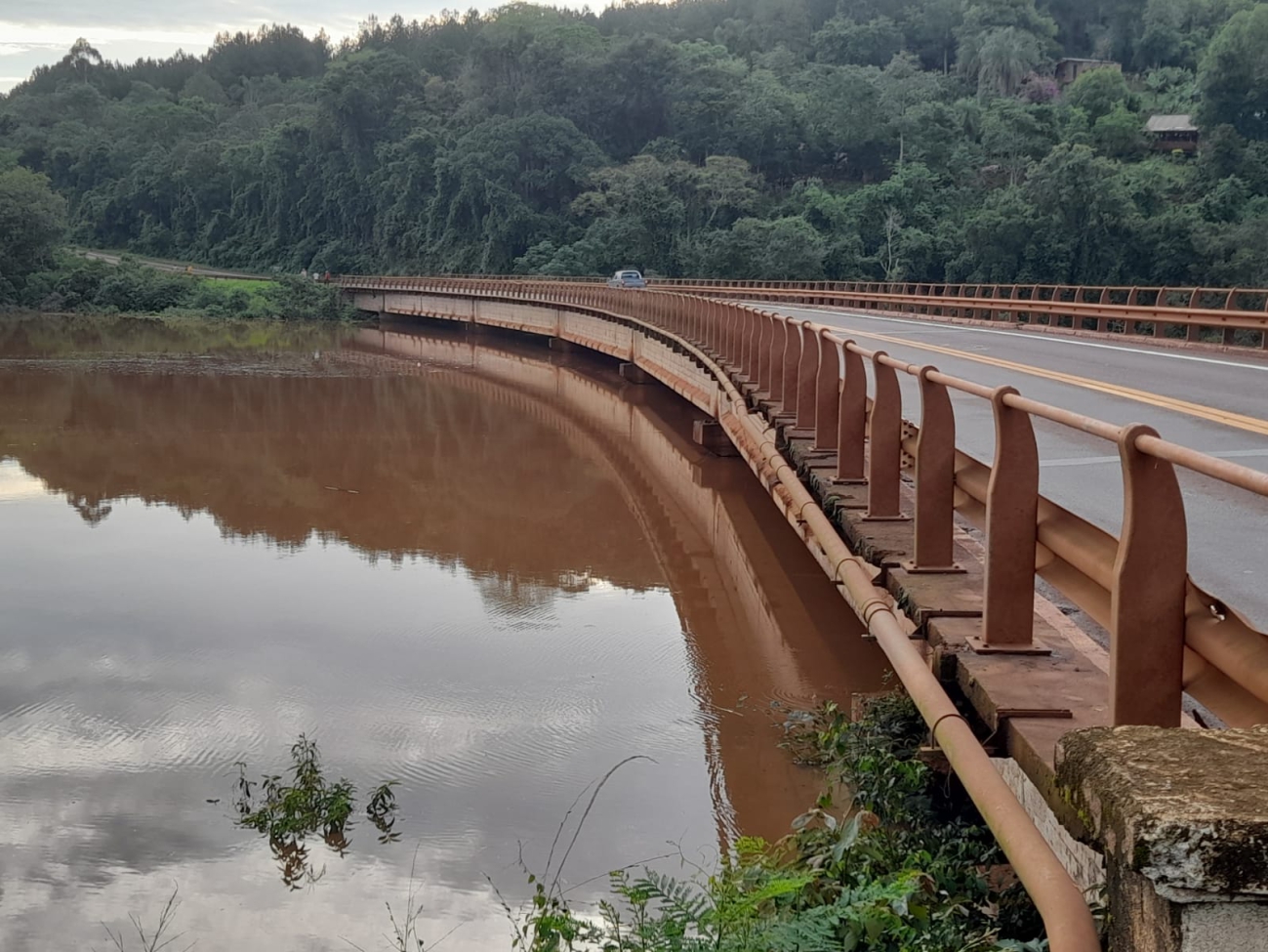 VIALIDAD NACIONAL INTERRUMPE EL TRÁNSITO SOBRE EL PUENTE PIRAY GUAZÚ DE LA RUTA NACIONAL 12