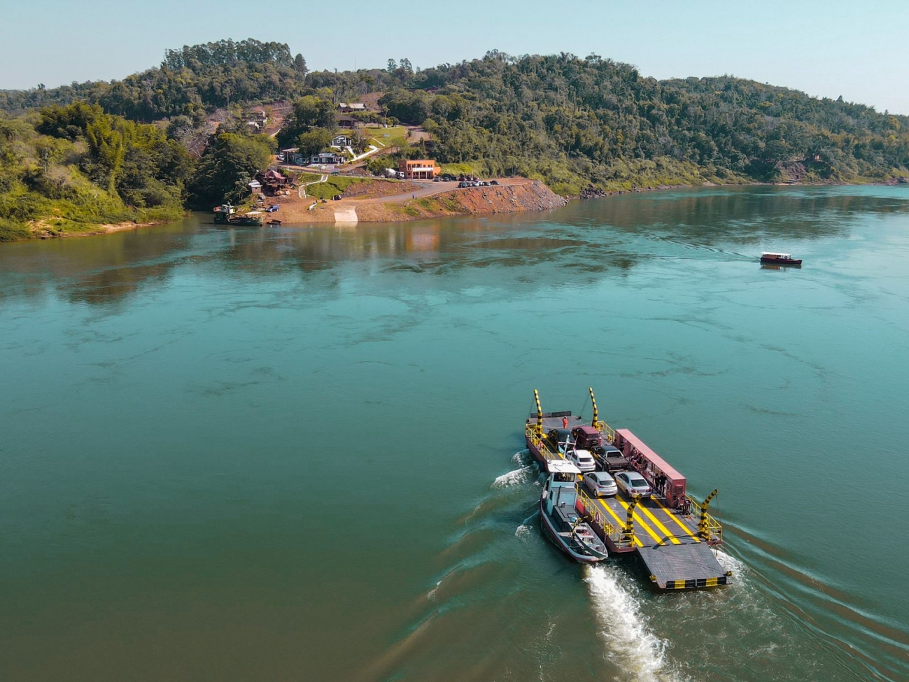 La balsa que une Eldorado - Mayor Otaño brindó oficialmente el primer servicio de traslado