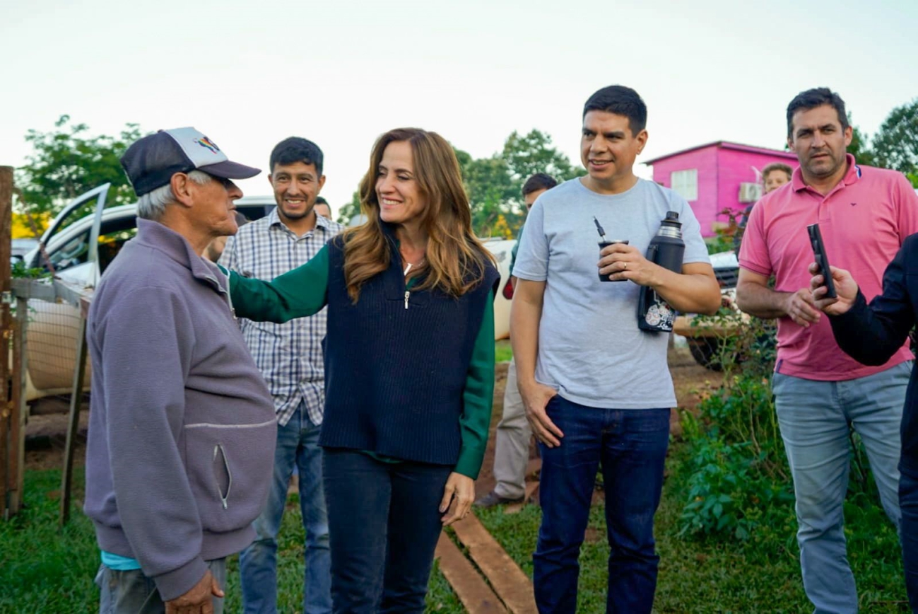 La ministra Tolosa Paz y el ministro Fernando Meza recorrieron barrios afectados por los temporales en Misiones.