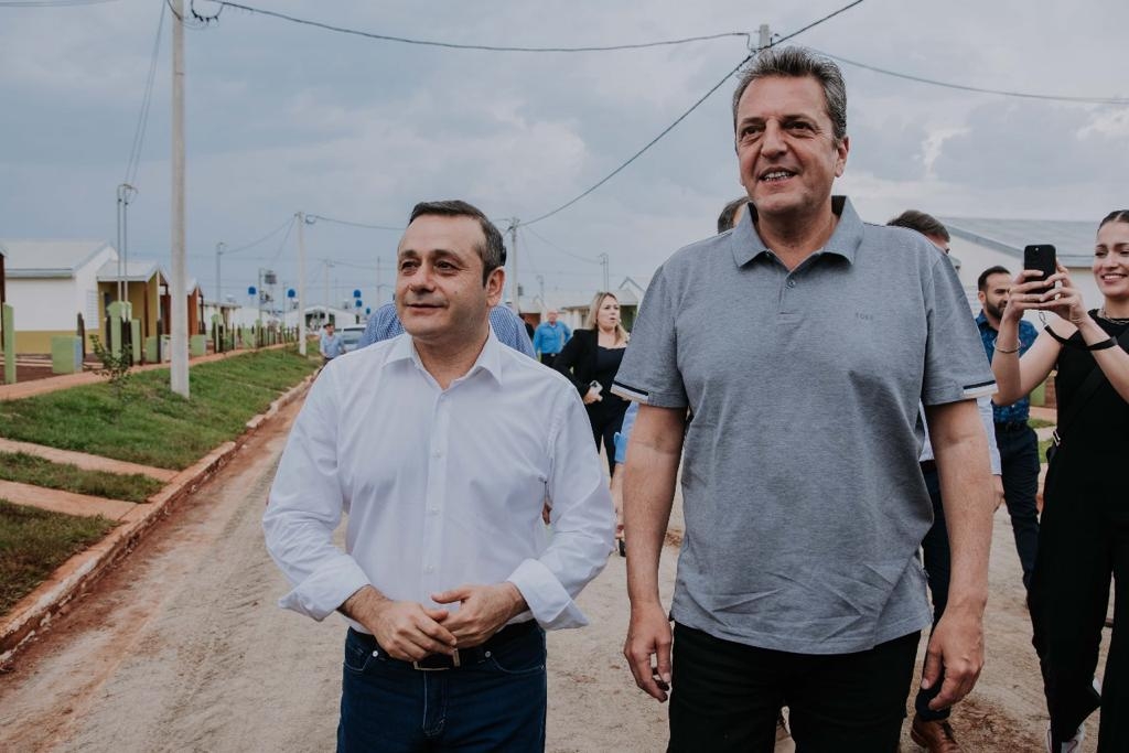HERRERA AHUAD Y MASSA ENTREGARON VIVIENDAS EN ITAEMBE GUAZU