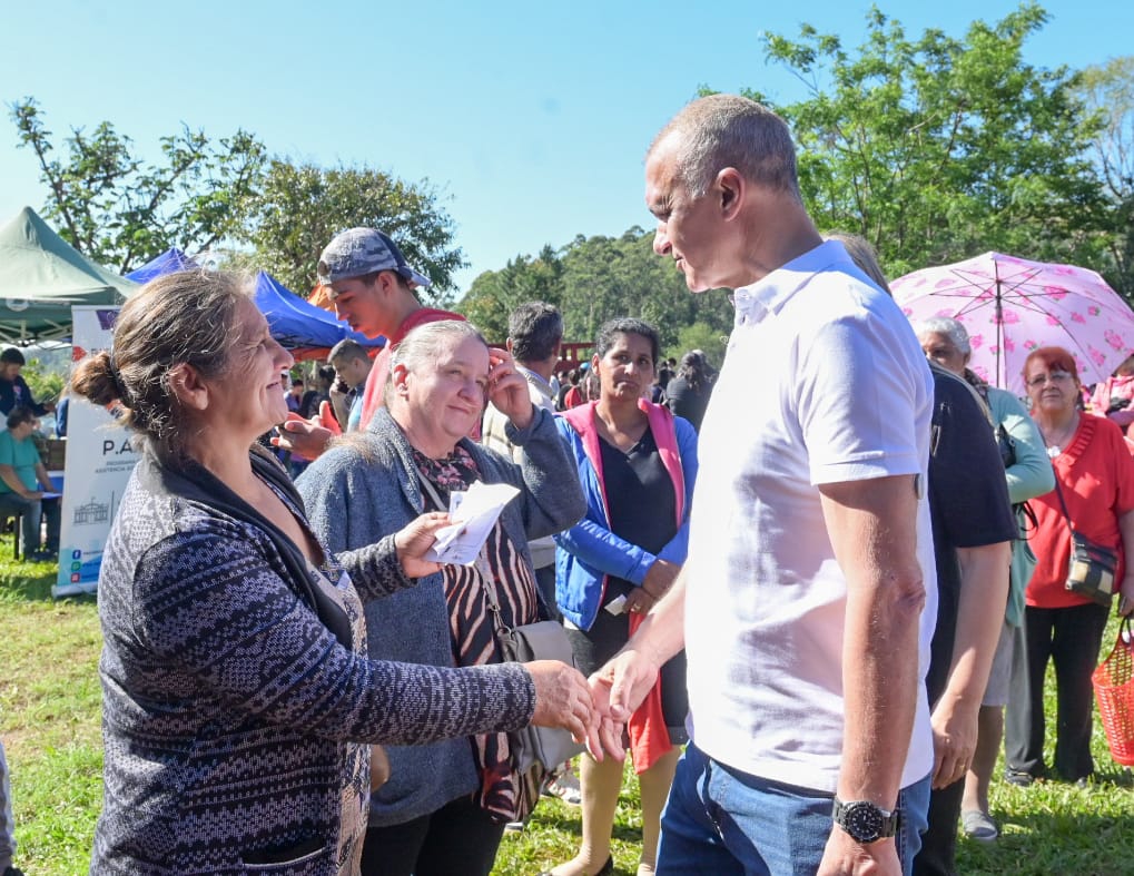 ARCE RECORRIÓ SAN VICENTE Y POSADAS PARA DIALOGAR CON VECINOS Y ENTREGAR RECONOCIMIENTOS A LA COMUNIDAD MISIONERA