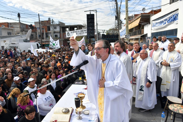 Curas villeros realizaron la misa de desagravio al Papa tras los dichos de Milei
