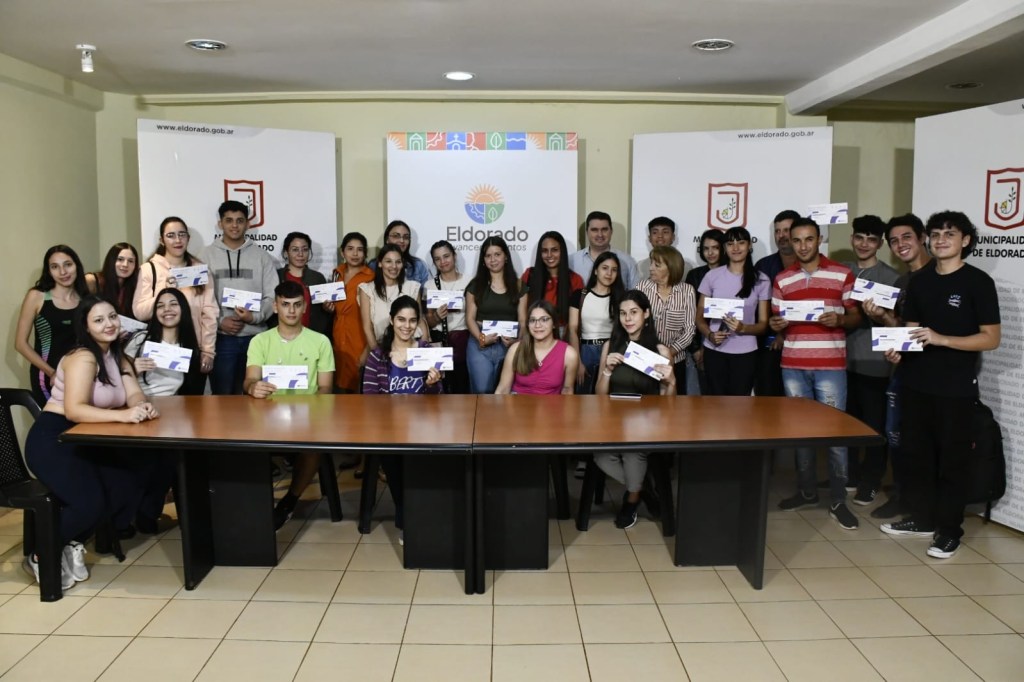 ELDORADO. Polo Educativo: Entrega de tarjetas del programa de becas