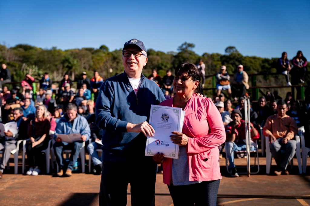 EL GOBIERNO DE MISIONES ENTREGÓ TÍTULOS DE PROPIEDAD A MÁS DE 200 FAMILIAS DE DOS DE MAYO