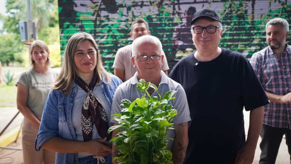 PASSALACQUA ENTREGÓ 10 MIL PLANTINES PRODUCIDOS EN LA BIOFÁBRICA A PRODUCTORES E INSTITUCIONES EDUCATIVAS