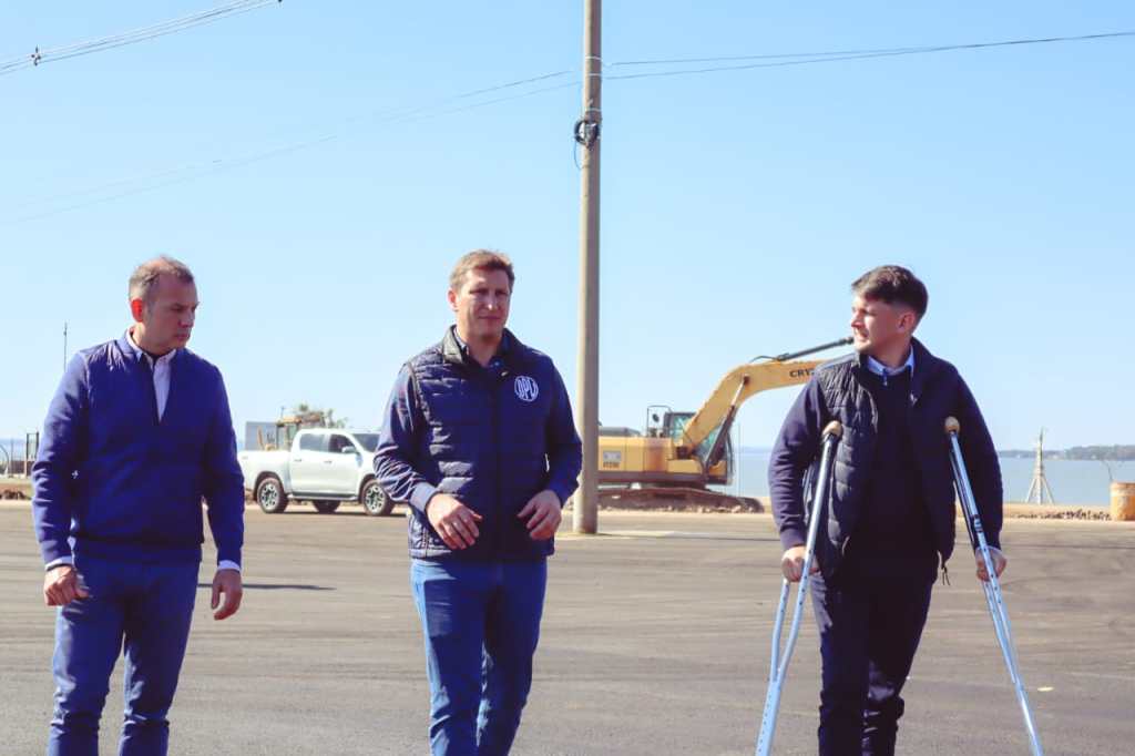 Romero Spinelli y Macías inspeccionaron las obras del depósito Fiscal del Puerto de Posadas