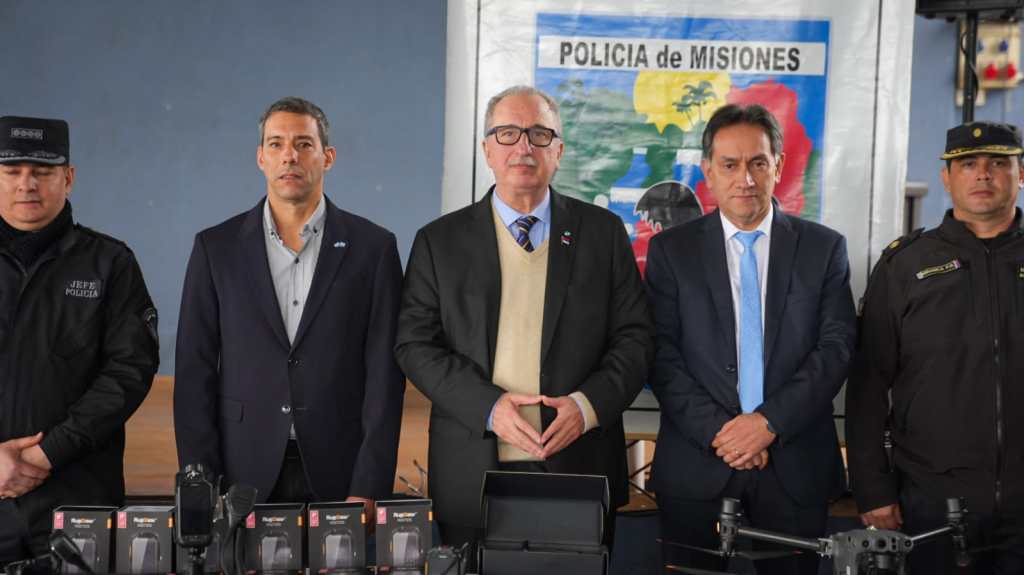 MONTECARLO: PASSALACQUA ENTREGÓ EQUIPAMIENTO TECNOLÓGICO PARA LA POLICÍA DE MISIONES