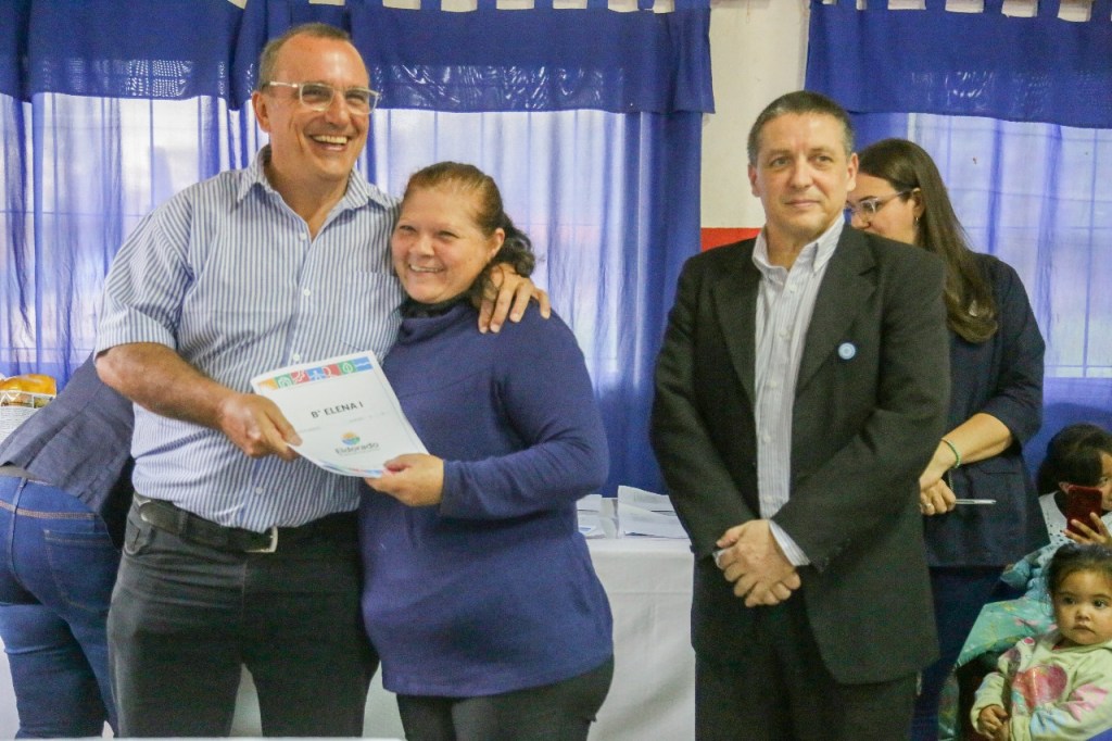 Eldorado: Entrega de las Actas de Compromiso a vecinos del barrio Elena I.