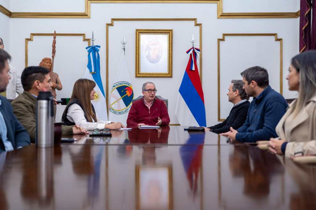 EDUCACIÓN FINANCIERA Y EMPRENDEDURISMO: EL GOBERNADOR ACOMPAÑÓ LA FIRMA DE CONVENIO CON BANCO MACRO
