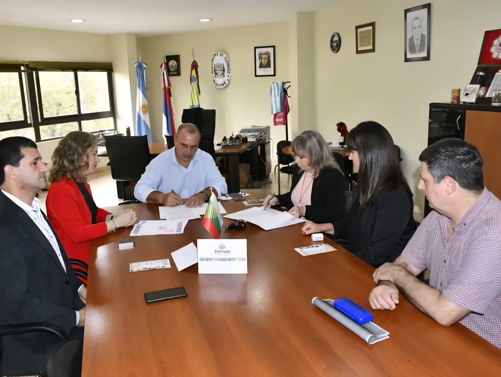 Municipalidad y UNaM firman convenio de colaboración para el cuidado ambiental.
