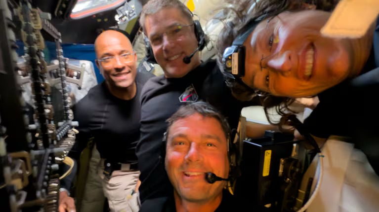 Los astronautas de Artemis II regresan a la Tierra tras un viaje histórico a la Luna