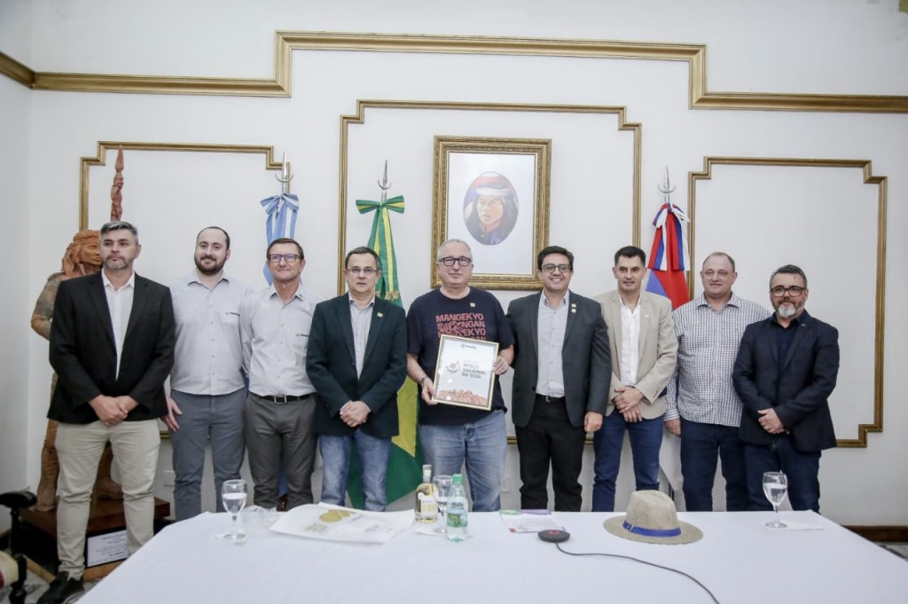 PASSALACQUA RECIBIÓ AL DISEÑADOR MISIONERO FABIO TOÑANEZ Y RECONOCIÓ SU CONTRIBUCIÓN A LA MODA LOCAL Y AL POSICIONAMIENTO DE MISIONES EN EL MERCADO MUNDIAL DE LA SEDA