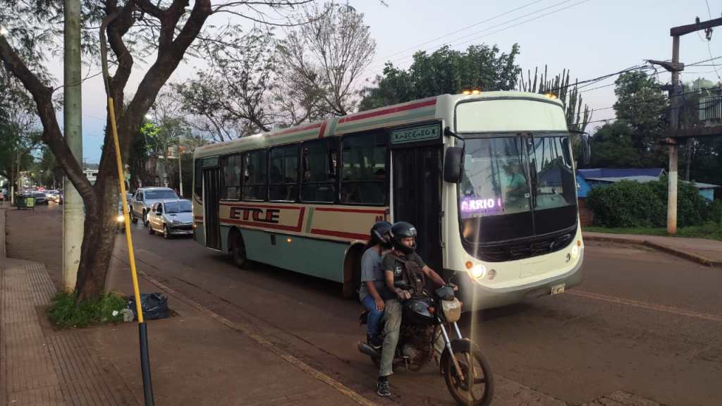 Ante el conflicto por la reducción de frecuencias del transporte en Eldorado, buscan alternativas para mejorar el servicio
