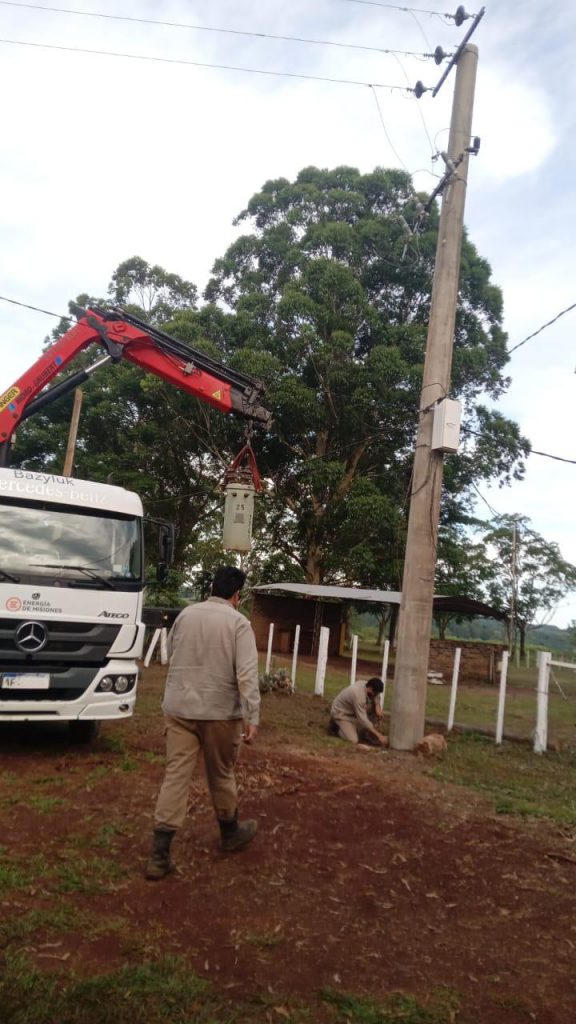 Energía de Misiones regulariza el servicio eléctrico para 20 familias en San Pedro