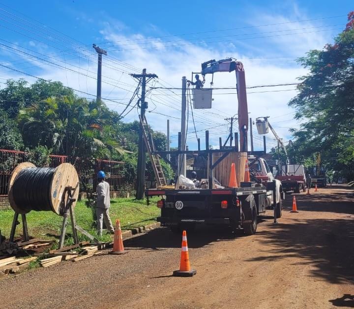 Energia de Misiones: Inversión en infraestructura eléctrica beneficia a más de 600 familias en barrio Fátima