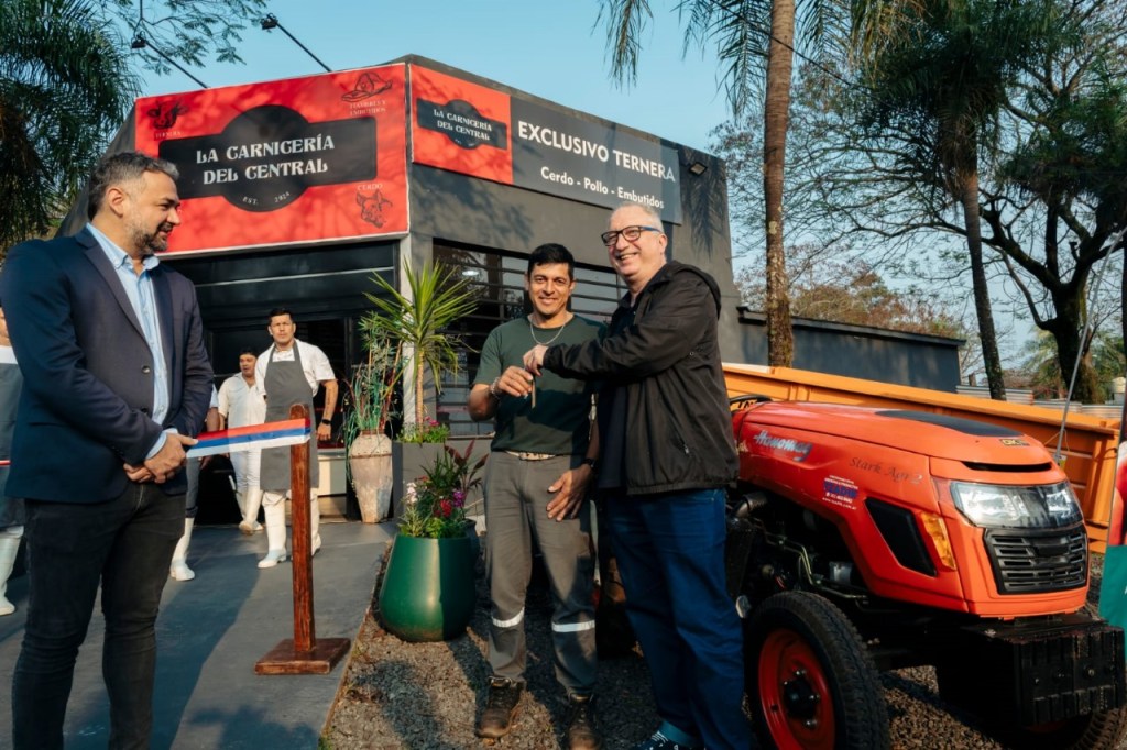 EL GOBERNADOR INAUGURÓ UNA NUEVA CARNICERÍA Y ENTREGÓ UN TRACTOR EN EL MERCADO CENTRAL DE MISIONES