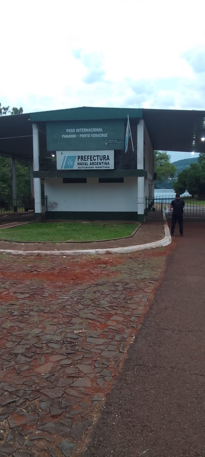 Frontera seca: El Río Uruguay sufre una bajante histórica y suspenden el servicio de balsa en Panambí