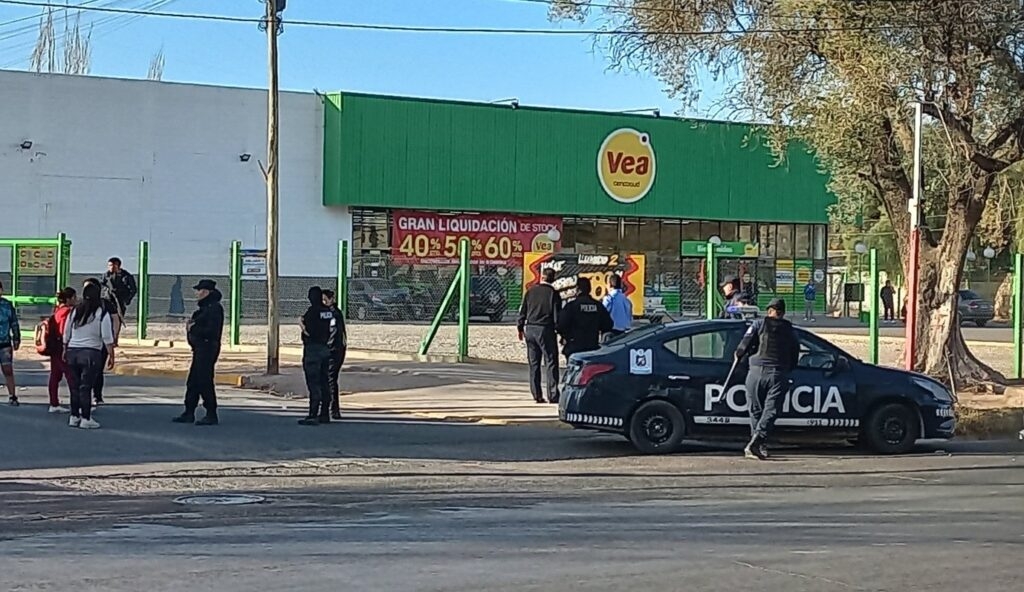 Temor a saqueos: cerraron los supermercados en Las Heras y la policía disuadió a los tiros a vándalos