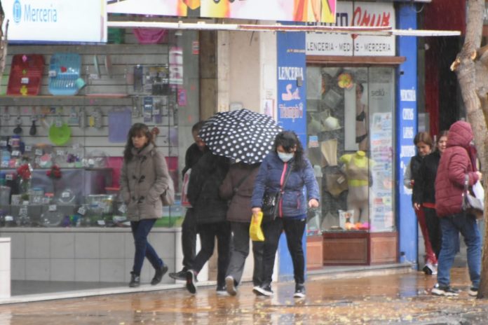 Frío, chaparrones y alerta amarilla por viento sur intenso