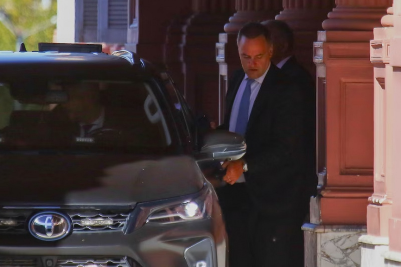 Manuel Adorni renunció a la Jefatura de Gabinete tras semanas de tensión política