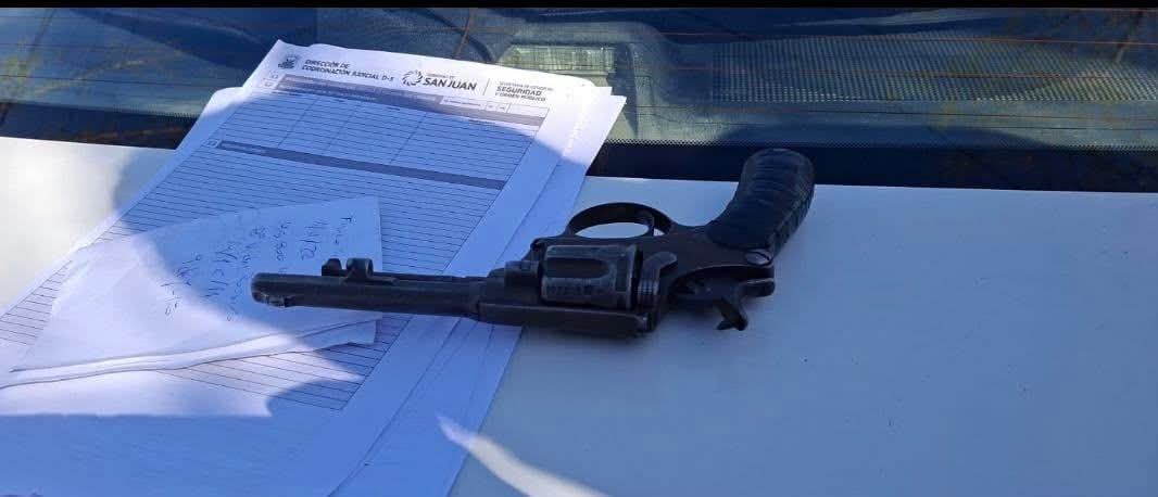 APREHENDIERON A UN JOVEN DE 25 AÑOS CON UN REVÓLVER DURANTE UN CONTROL EN EL BARRIO CGT