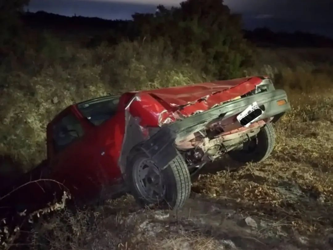 Angaco: Dos camionetas chocaron de frente y una terminó en una zanja.