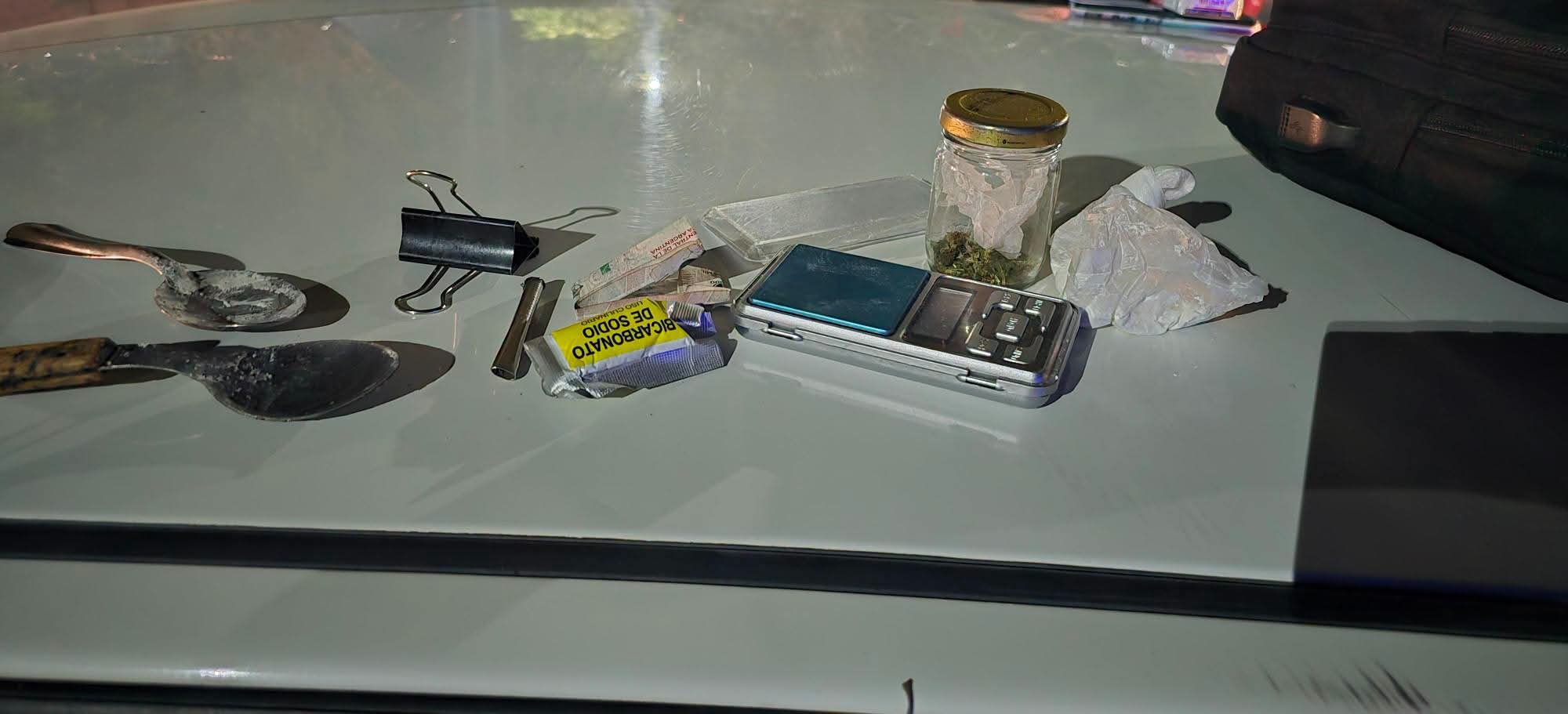 DETUVIERON A DOS PERSONAS CON MÁS DE 15 GRAMOS DE COCAÍNA, MARIHUANA Y MÁS DE $1 MILLÓN