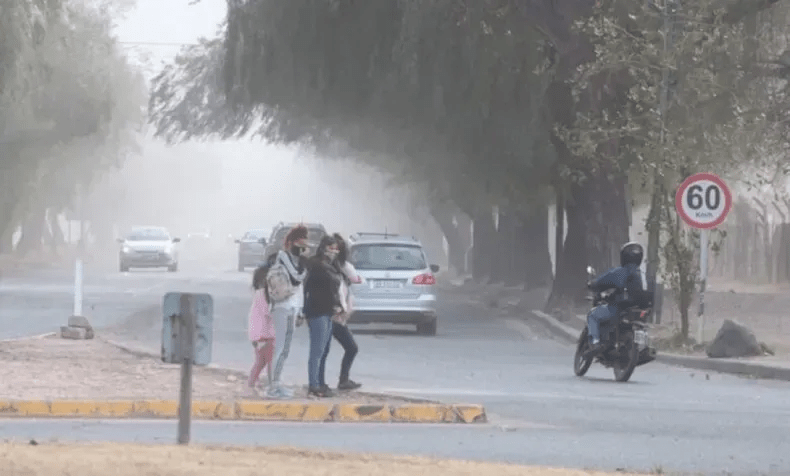 Este lunes soplará viento caliente, con ráfagas de hasta 59 km/h