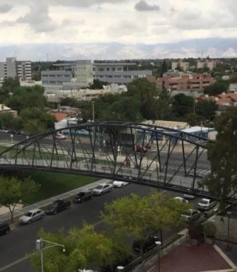 Llovizna, viento sur intenso y frío en San Juan para este lunes feriado