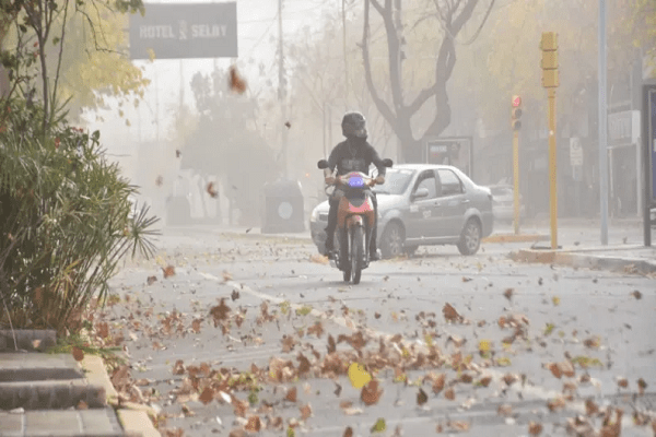 Alertan por la llegada de un fuerte viento a la provincia para este miércoles