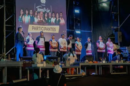 Miles de personas vivieron la primera noche de la Fiesta del Tomaticán 2025